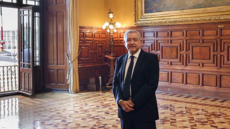 En la última mañanera del 2022, AMLO se tomó una foto con todos los miembros de la prensa que cubren sus conferencias, en compañía de Claudia Sheinbaum y Alfredo Del Mazo.