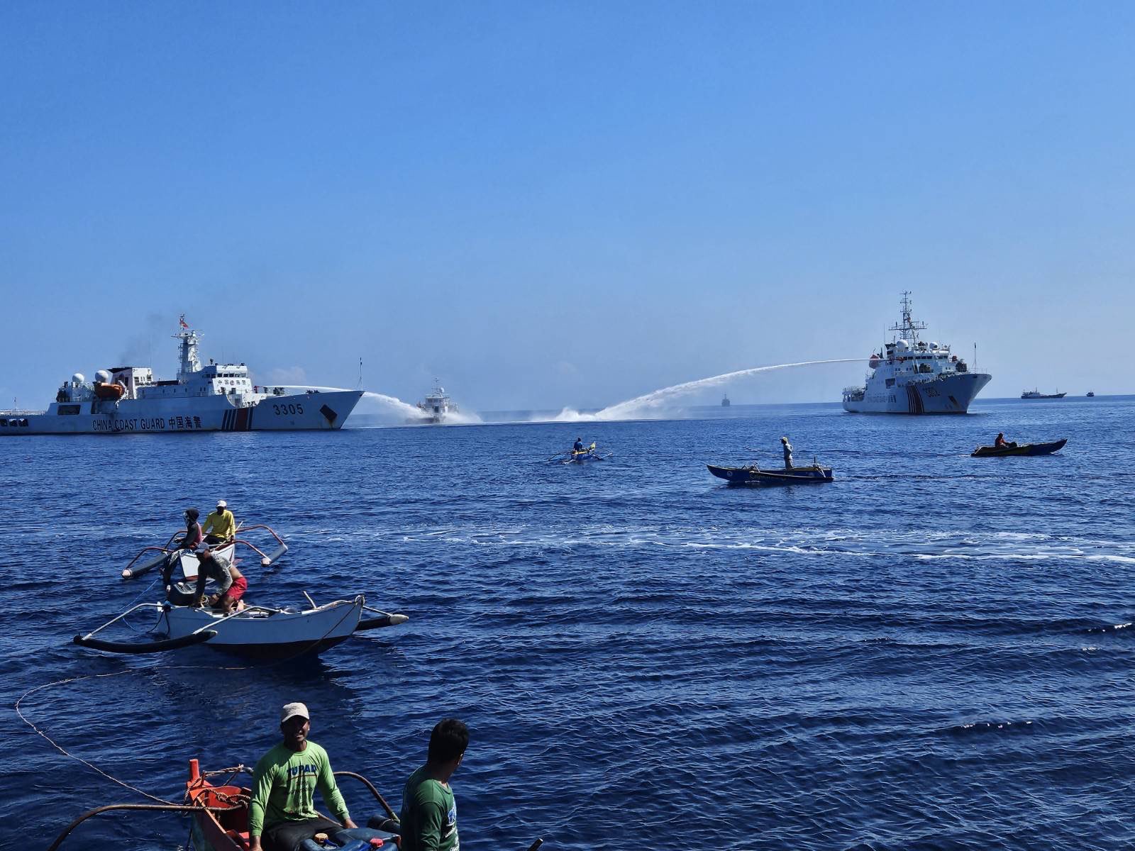 Embarcaciones de la Guardia Costera China disparando cañones de agua contra pescadores IFOTO: Guardia Costera de las Filipinas