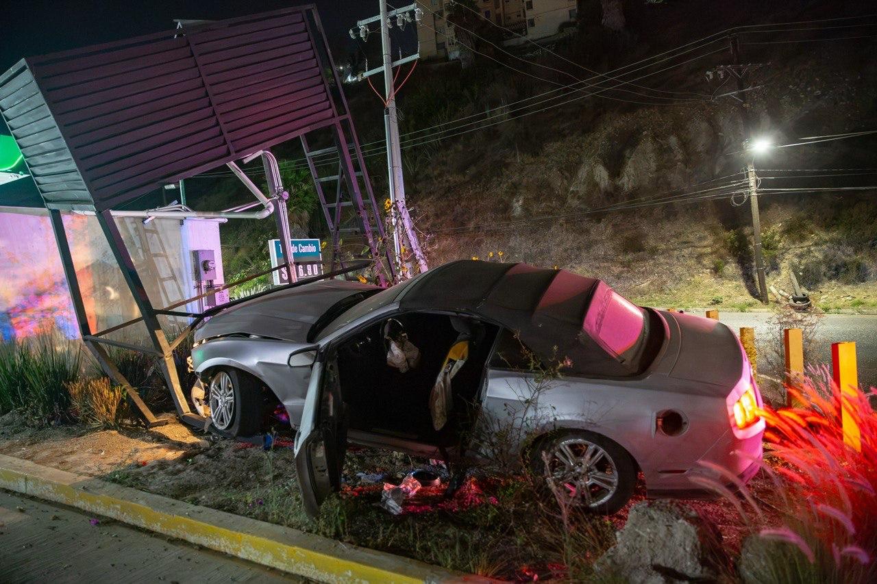 TIJUANA: Mustang choca contra camellón y gasolinera en bulevar Fundadores