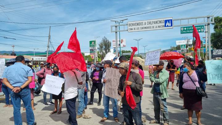 Cuerpo antimotines desaloja a padres en manifestación