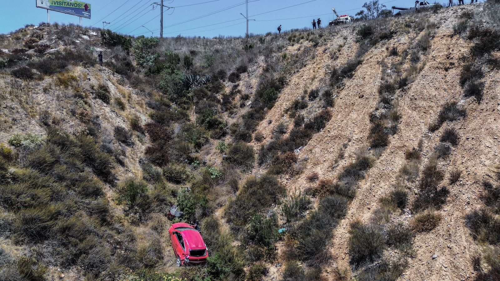 [VIDEO] Cae carro al barranco del Libramiento Sur; Conductor huye