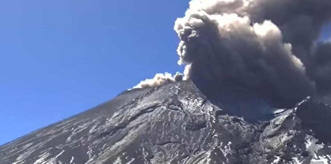 Cancelan vuelos en aeropuerto de Puebla por ceniza del volcán Popocatépetl