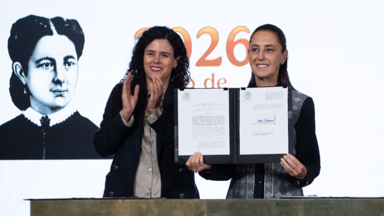 Sheinbaum firma reforma de doble nacionalidad pese a críticas de la oposición