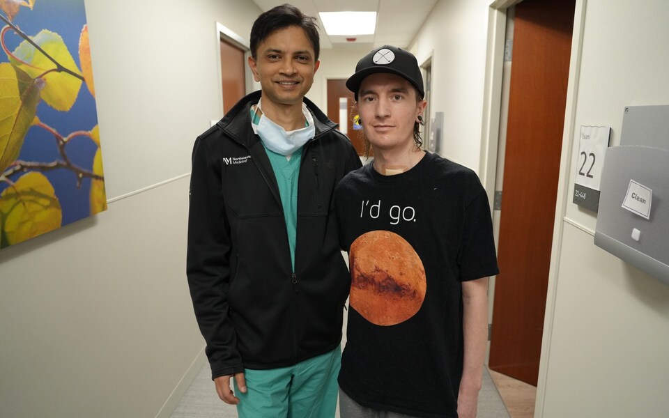 El doctor Ankit Bharat junto a su paciente, Davey Bauer IFOTO: The Telegraph