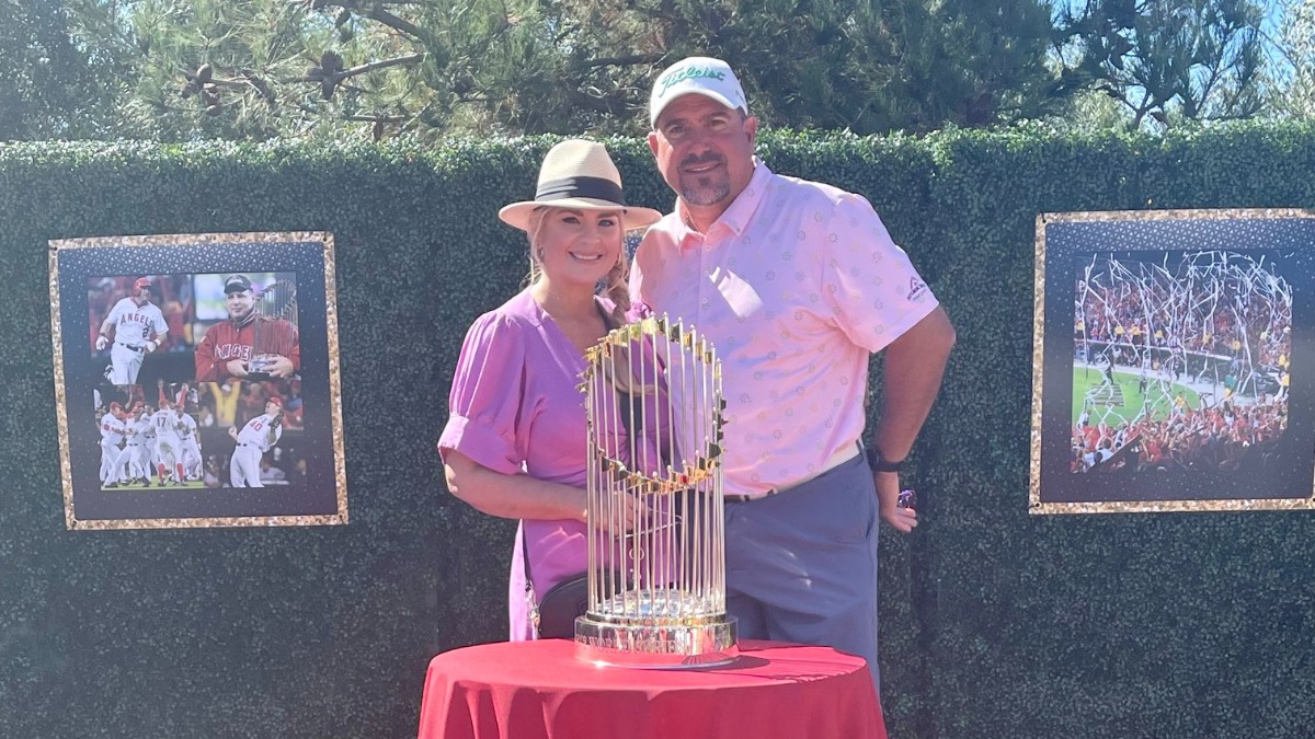 Foto: Benjamín Gil posa con su esposa con el trofeo de Serie Mundial que ganó en 2002.