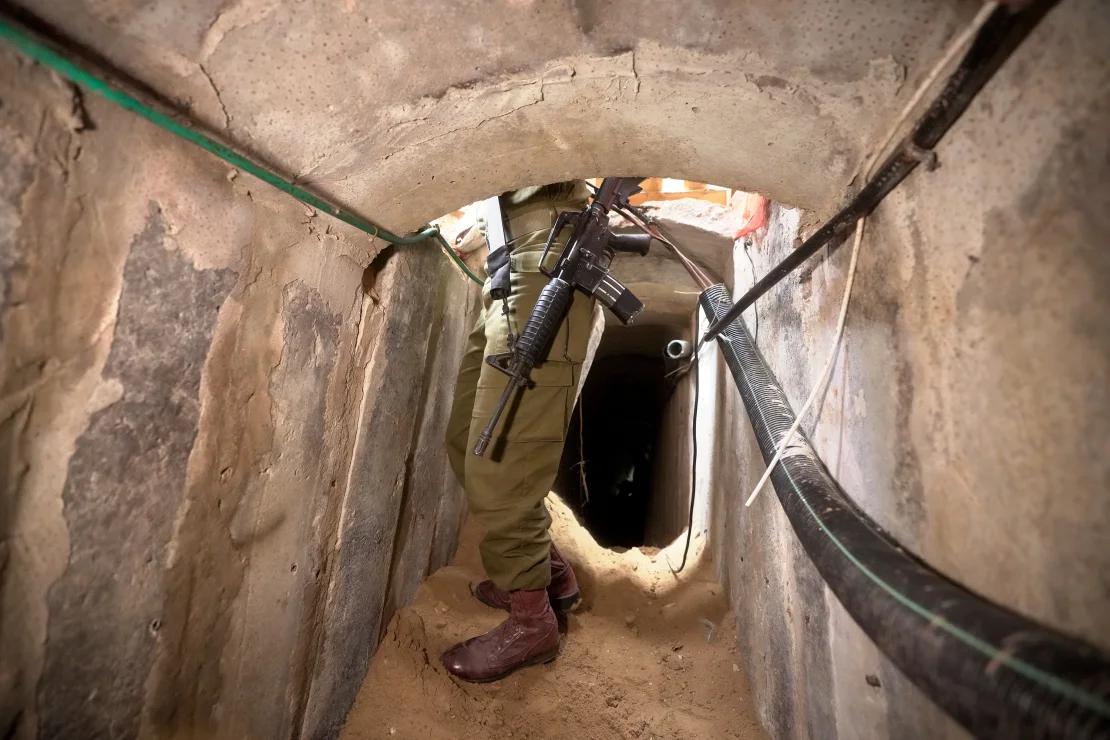 Soldado israelí dentro de uno de los túneles IFOTO: Web