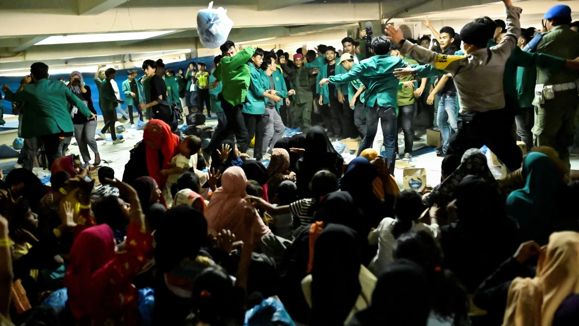 La entrada de los protestantes al refugio IFOTO: Riska Munawarah/Reuters