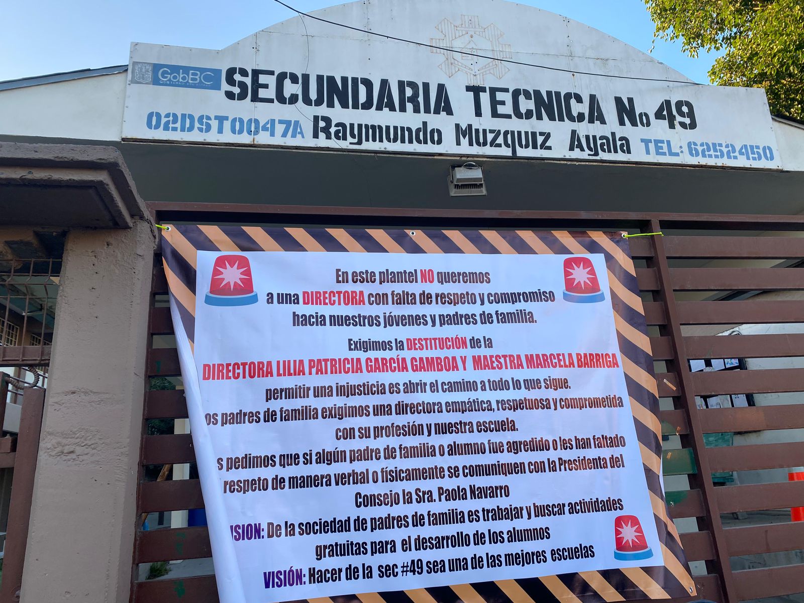 Reclaman padres regreso a clases en escuela secundaria técnica 49