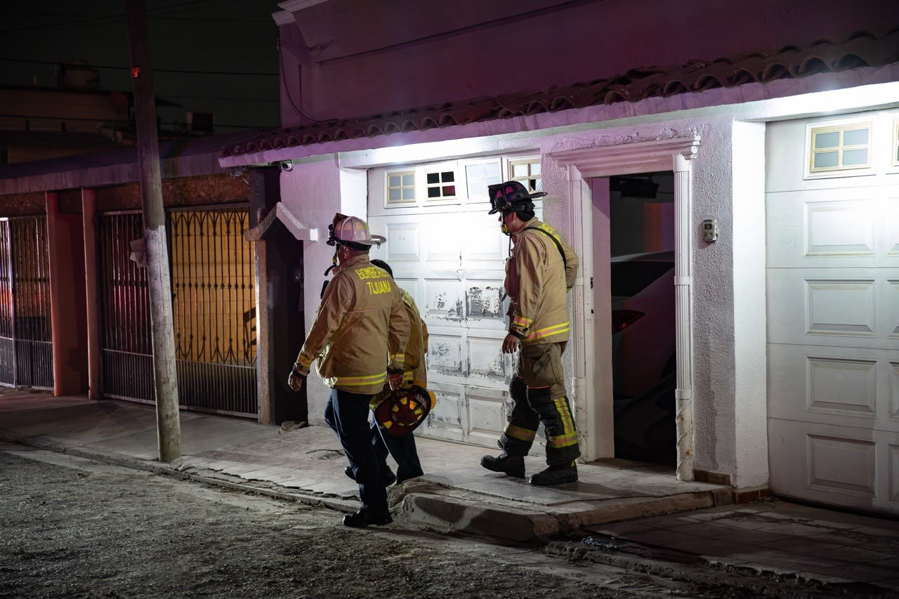 TIJUANA: Arrojan presuntas bombas molotov contra vivienda en Cerro de las Abejas