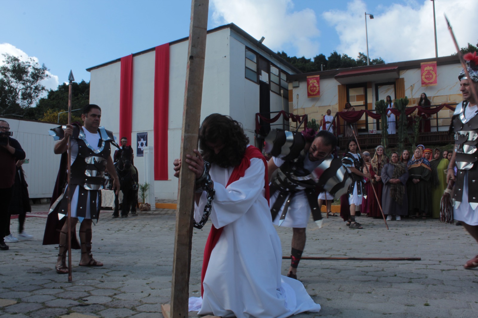 [GALERÍA] Se reúnen feligreses para observar el viacrucis en Tijuana