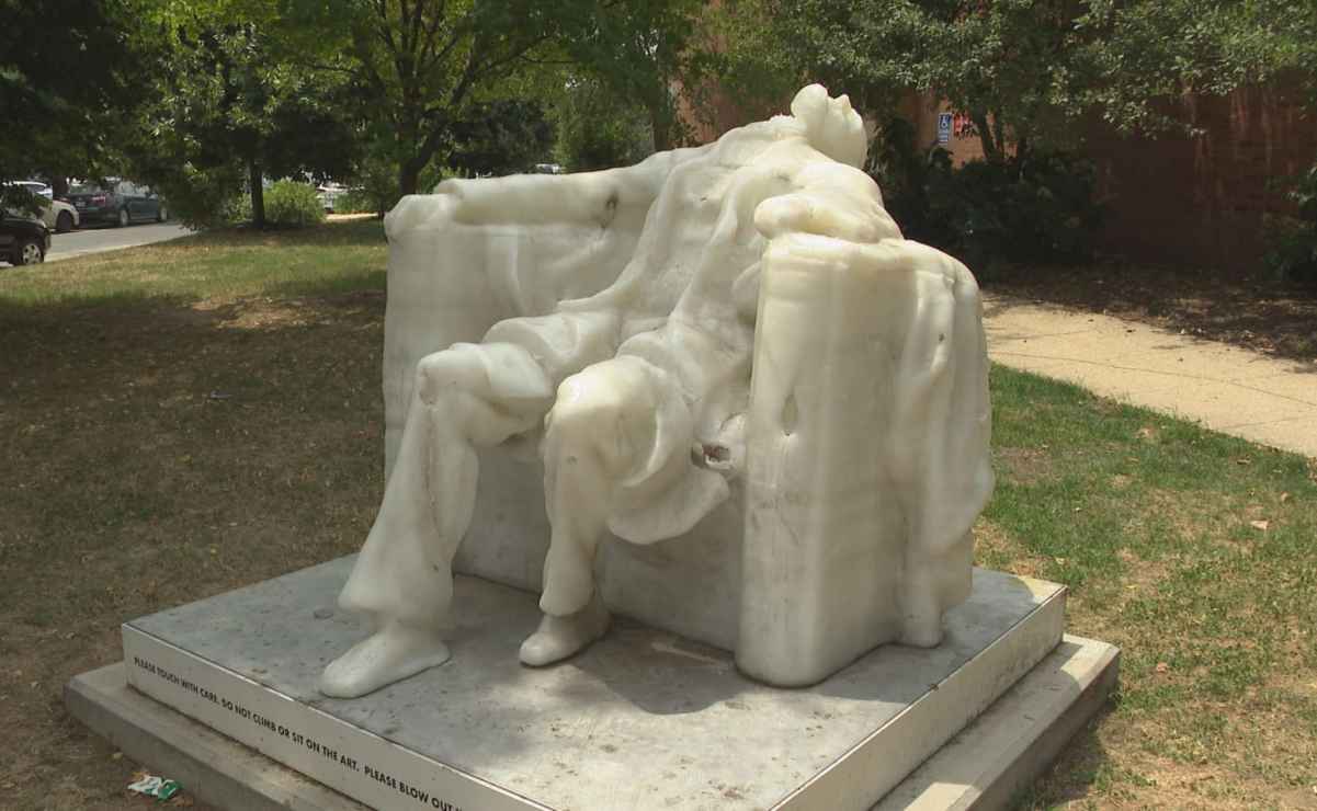 Derrite ola de calor estatua de Abraham Lincoln: Washington