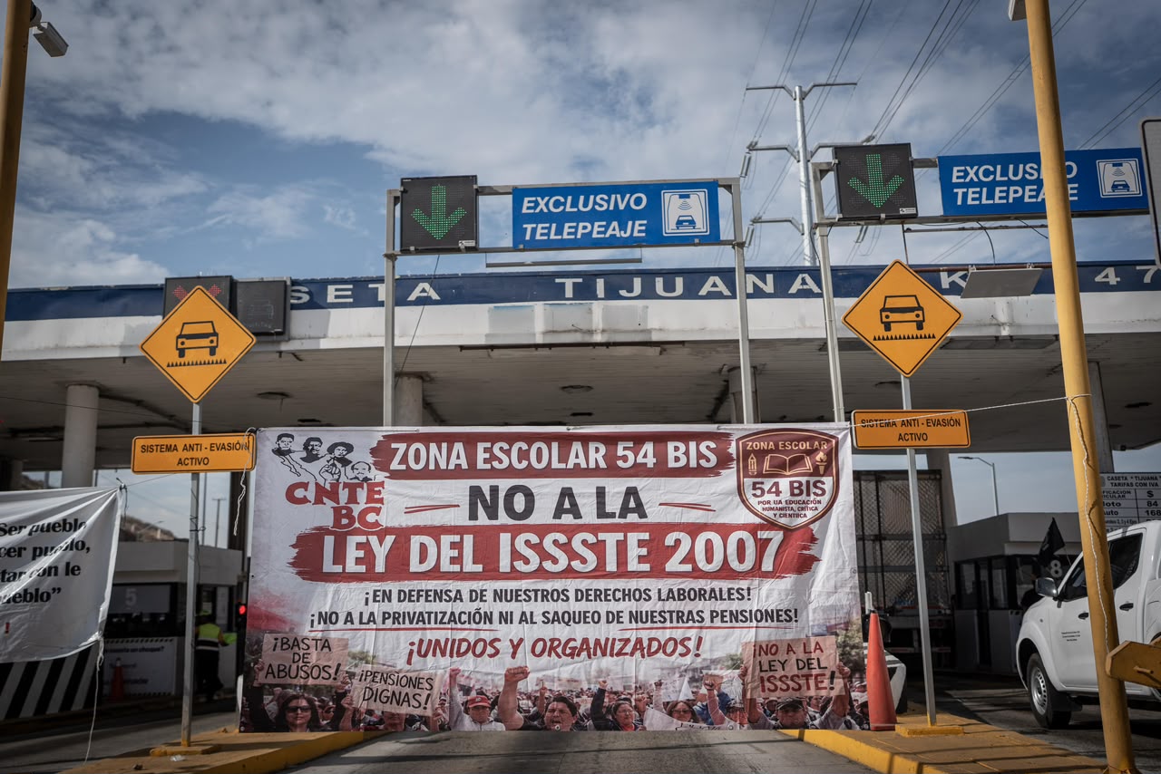 Persisten adeudos a maestros interinos; CNTE vuelve a protestar en caseta Tijuana-Tecate