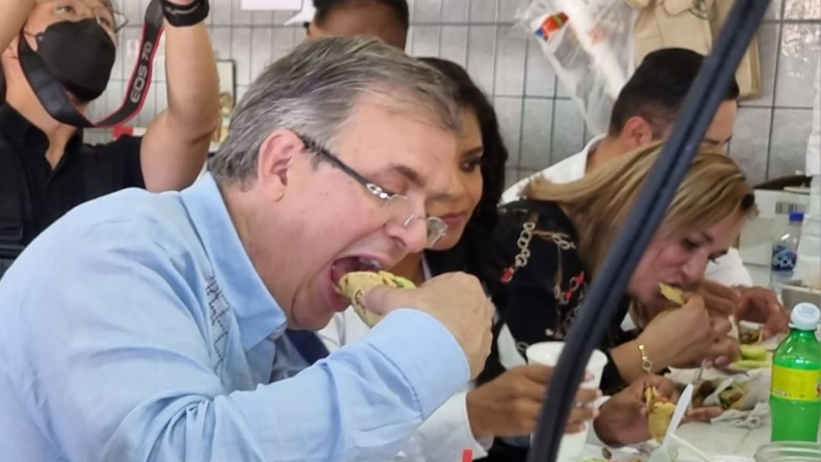 Marcelo Ebrard se echa un taco en Tijuana