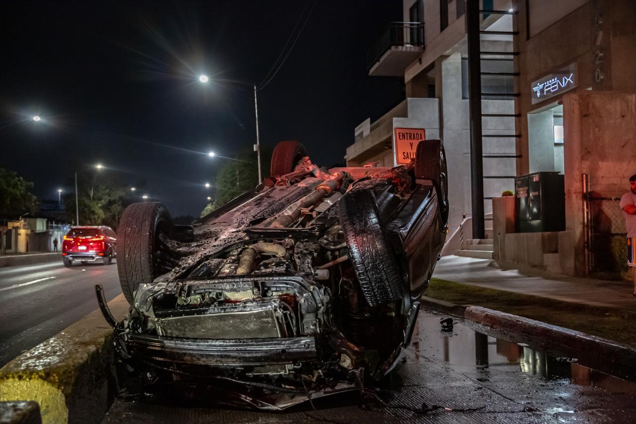 Tres vehículos volcados en menos de 12 horas en Tijuana