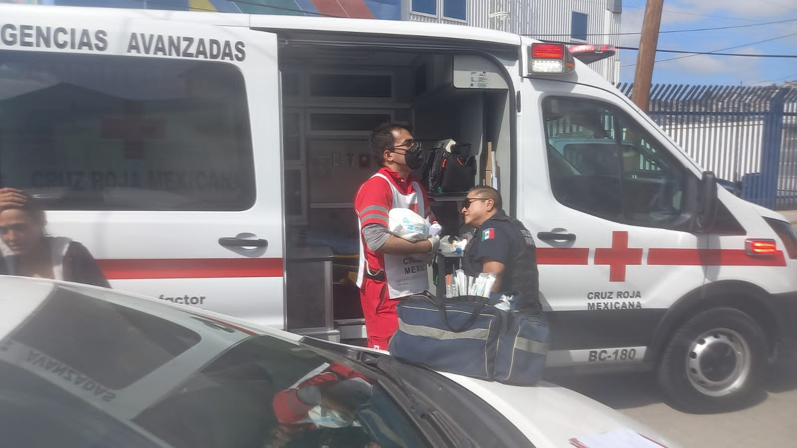 Policías de Tijuana auxilian a mujer y recién nacido