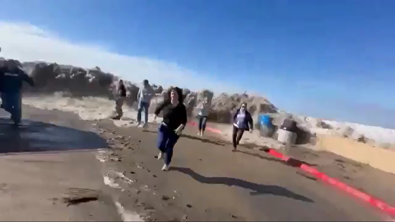 [VIDEO] Azota enorme ola la costa del Sur de California