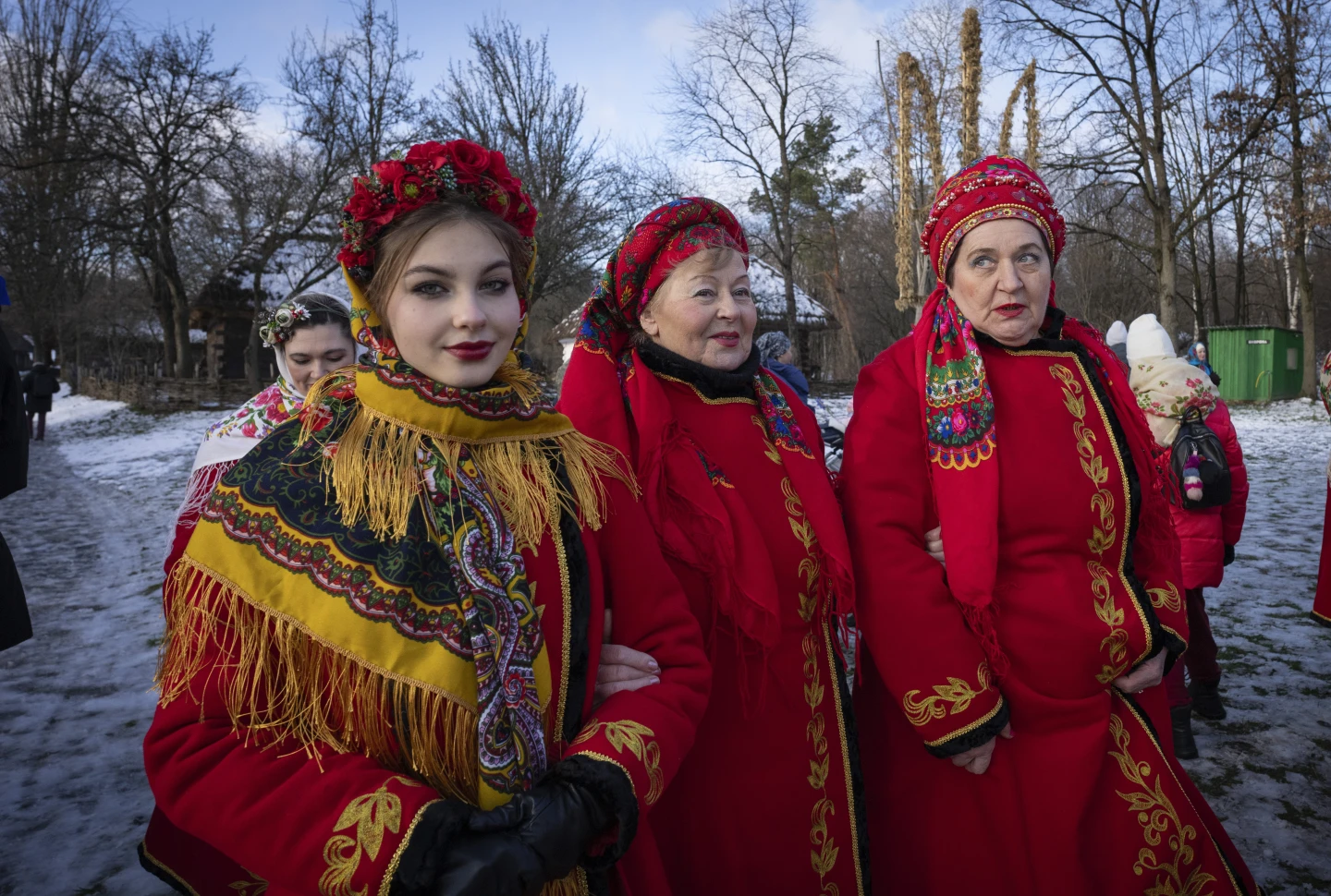 Mujeres en el traje navideño típico de Ucrania, en el poblado de Pirogovo, cerca de Kiev IFOTO: Efrem Lukatsky/AP