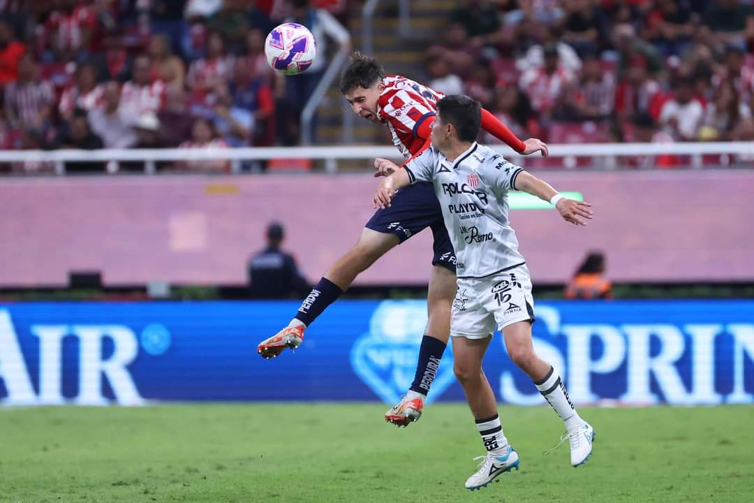 Con 3 goles en 10 minutos, Chivas liga victorias