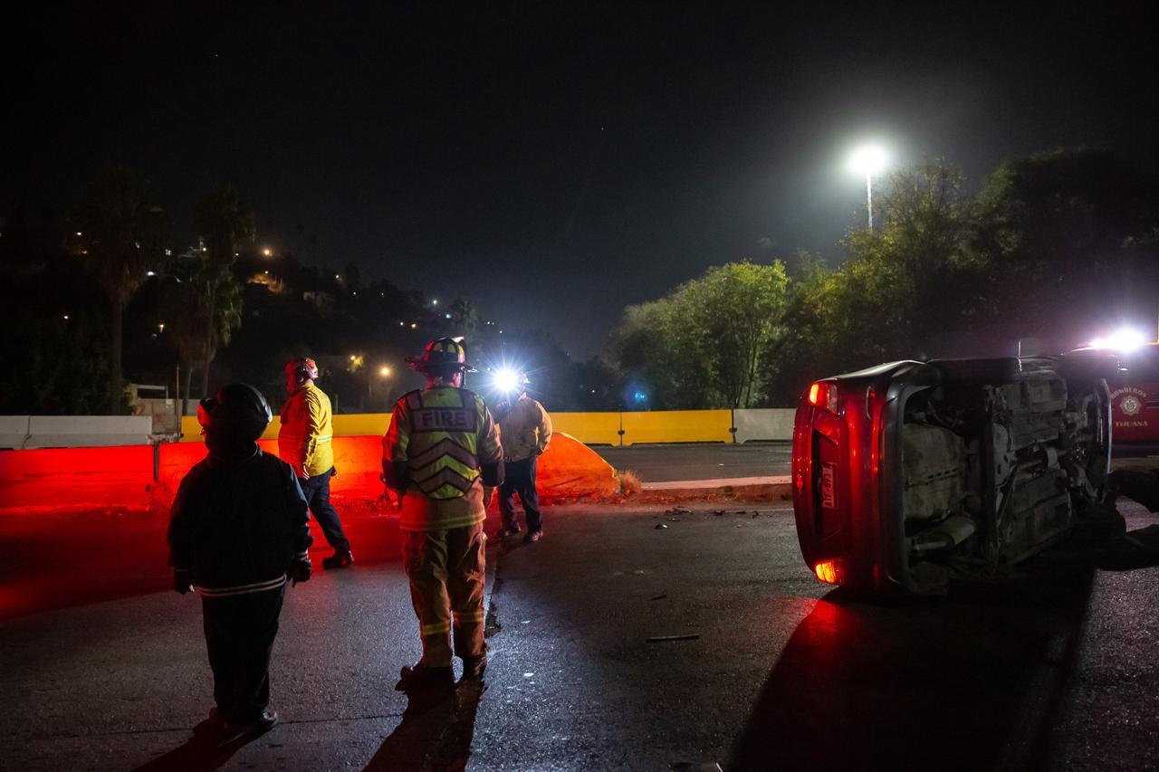 Dejan un automóvil abandonado tras volcadura en Zona Río