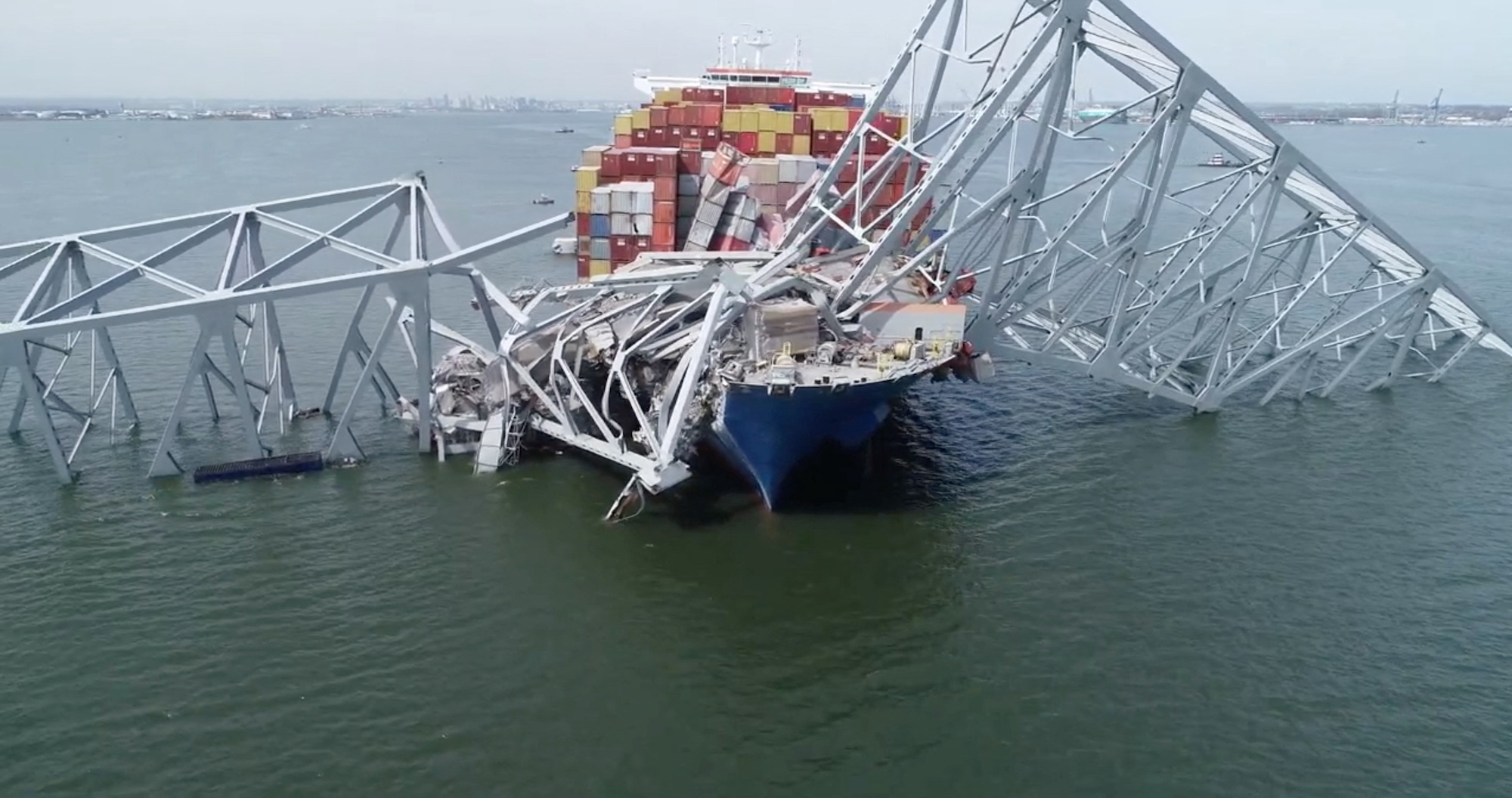 Envía  EE.UU. barcazas a Baltimore tras colapso de puente