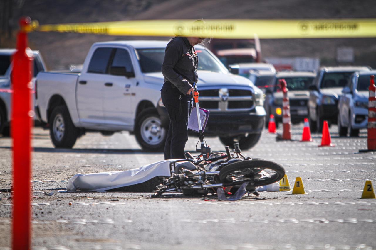 [VIDEO] Se impacta motociclista contra un camión de transporte de personal; muere: Carretera Libre Tijuana-Tecate