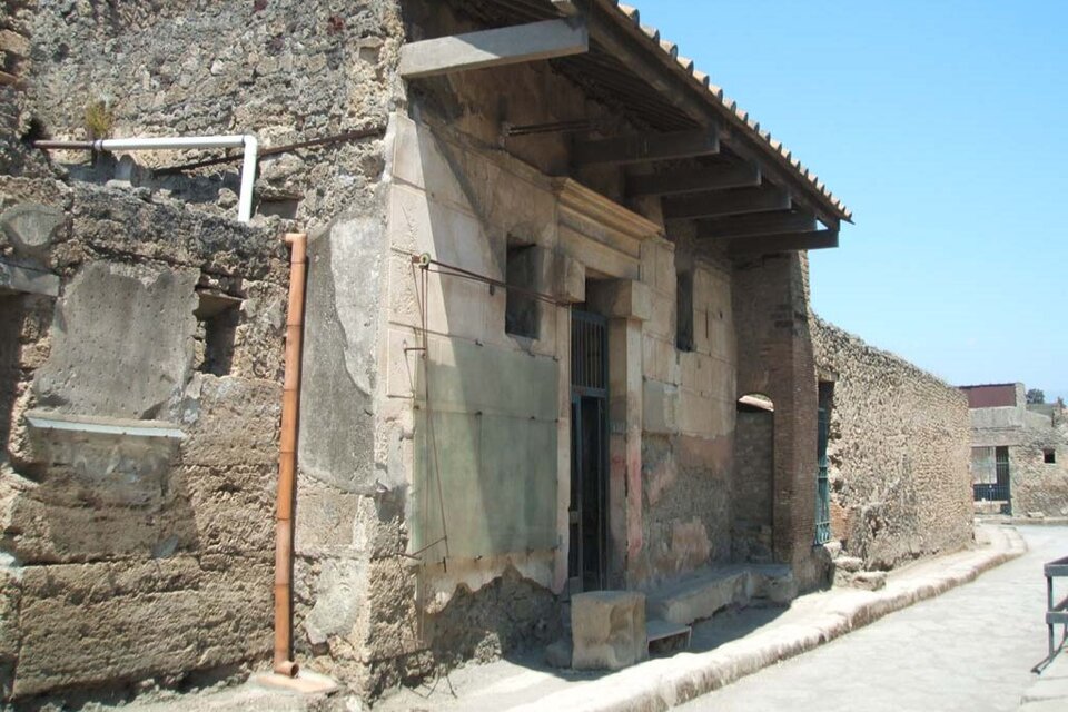 Detienen a turista en Pompeya por rayar una pared del yacimiento arqueológico