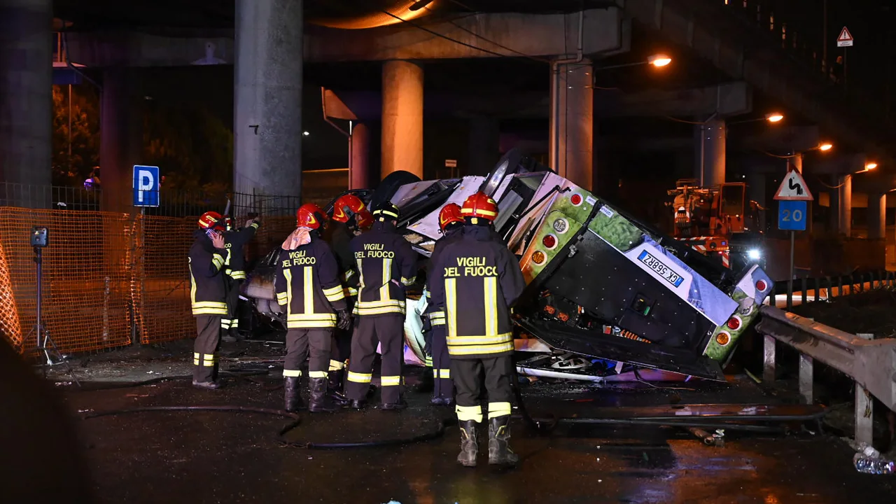 Mueren 21 personas en Venecia en accidente de autobús