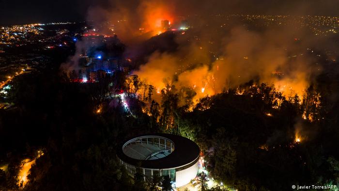 Arrasa incendio forestal con más de 130 casas en Viña del Mar: Chile