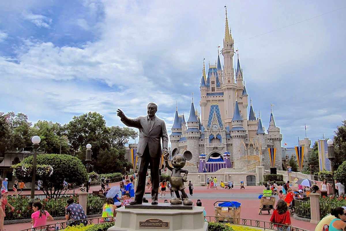 Huracán Milton paraliza turismo en Orlando y cierra parques