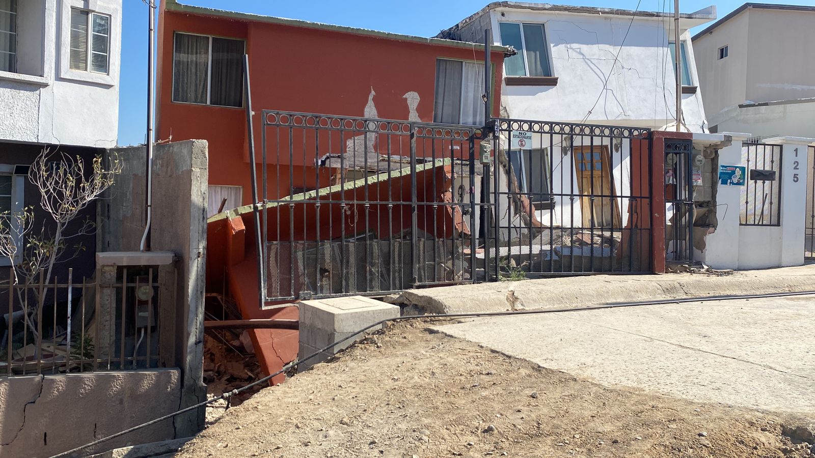 Estiman vecinos derrumbe de otra vivienda durante el día: Lomas Conjunto Residencial