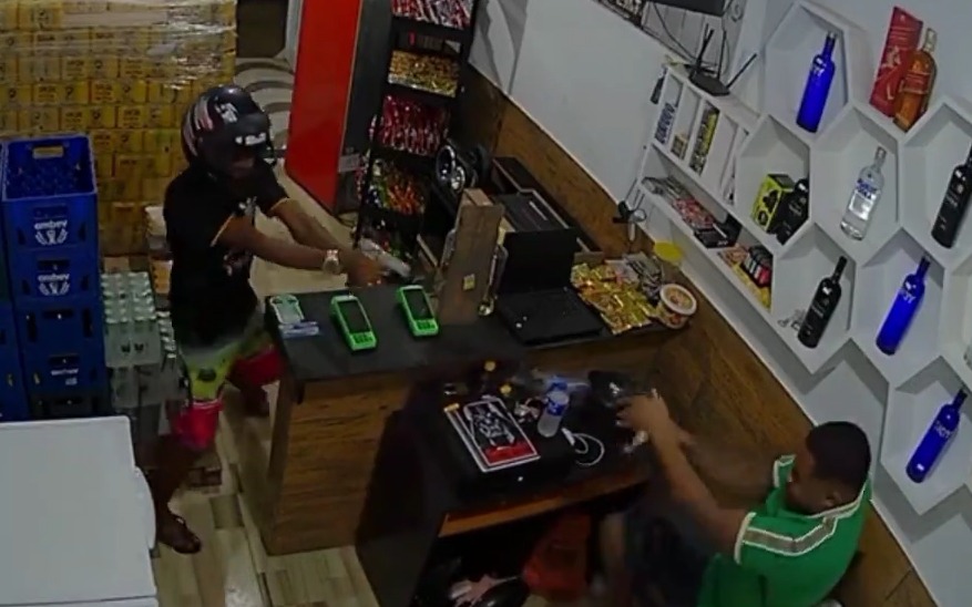 [SENSITIVE VIDEO] Liquor store owner engages in a shootout with a robber: Brazil