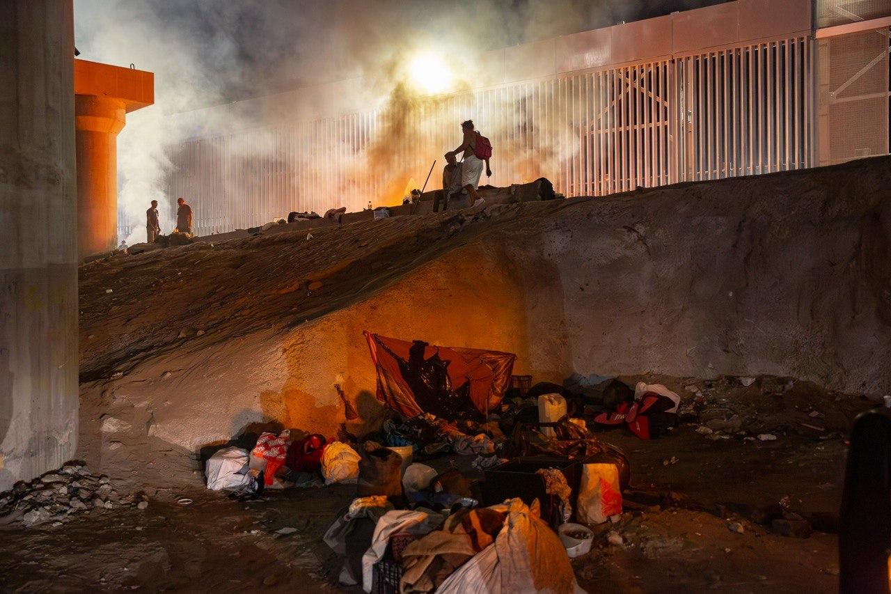 TIJUANA: Incendio arrasa con refugios improvisados junto al muro fronterizo