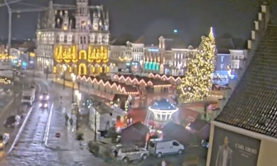 [VIDEO] Muere mujer tras ser aplastada por un árbol de navidad: Bélgica