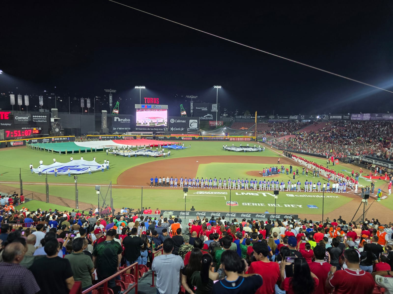 Con bandera monumental y primera bola, arranca la Serie del Rey en Tijuana