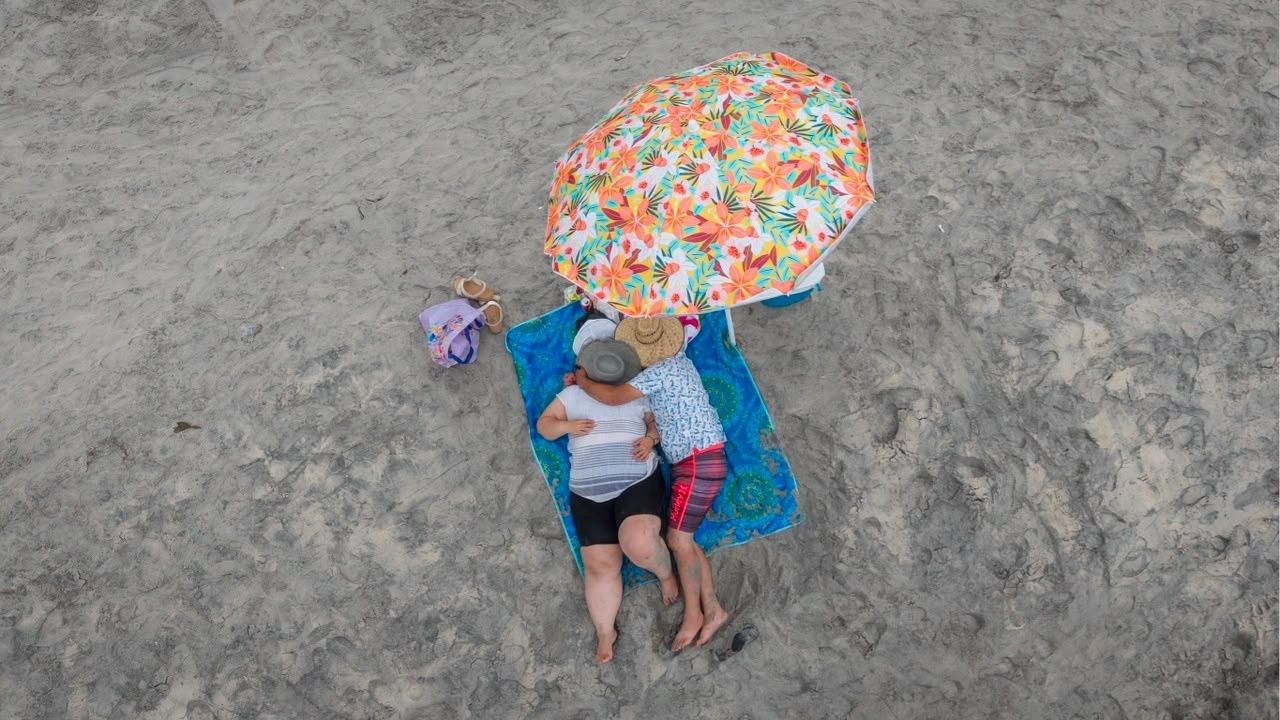 Ola de calor en el norte de México abarrota la costa de Tijuana