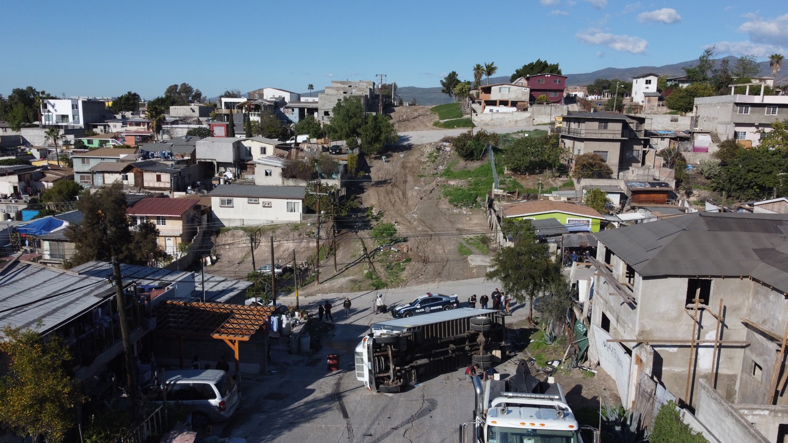 Volcadura de tractocamión en Tijuana deja a dos personas con lesiones; una en estado grave