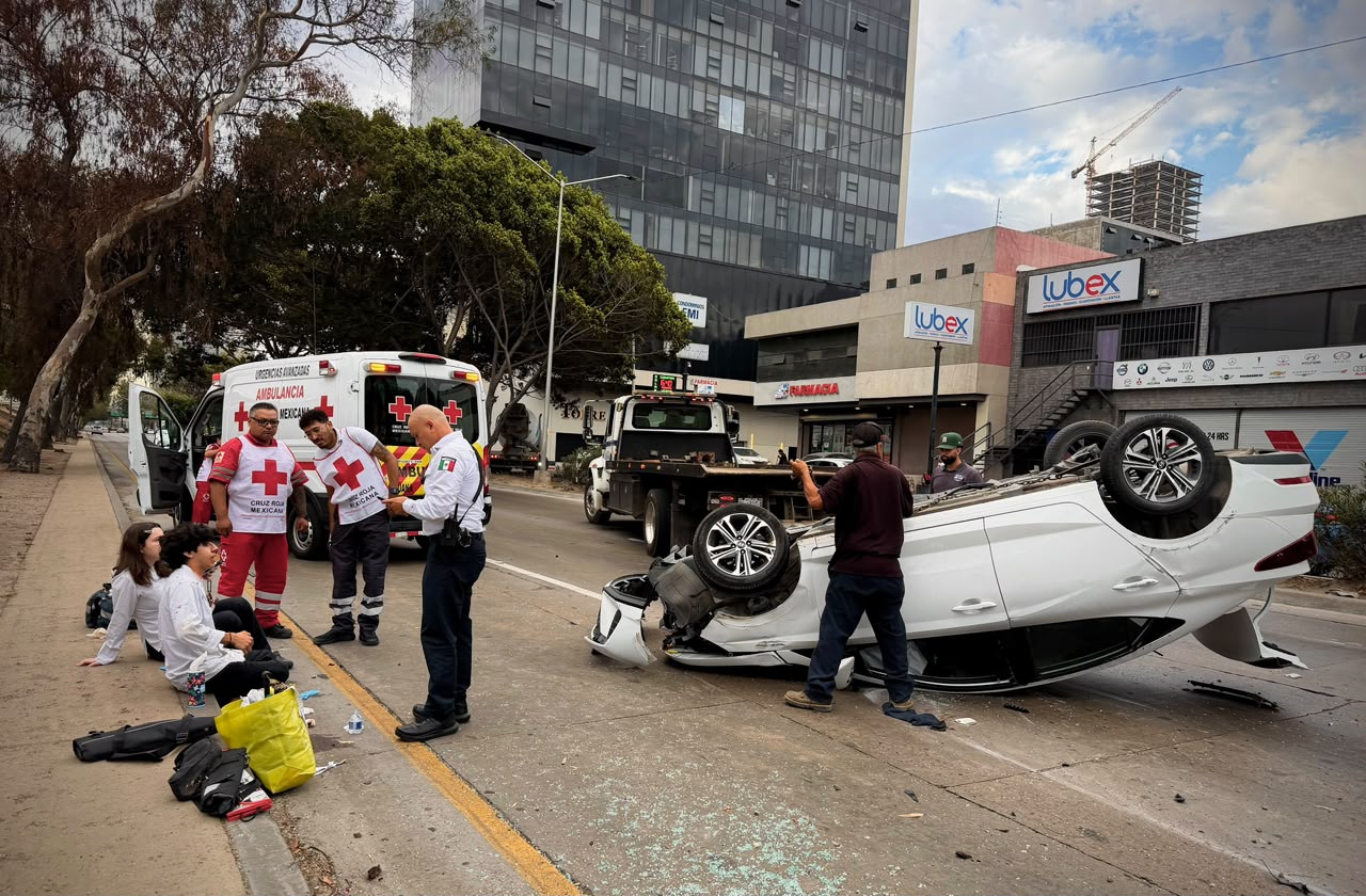Accidente vehicular provoca volcadura en la Vía Rápida Poniente