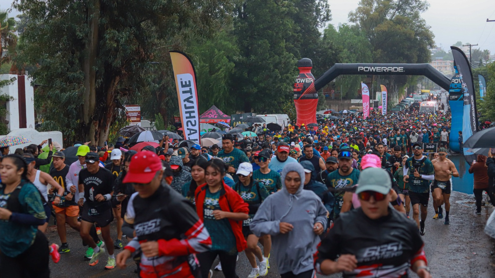 Ayrton Ledesma y Elvia Carranco ganan el Medio Maratón de Tecate bajo la lluvia