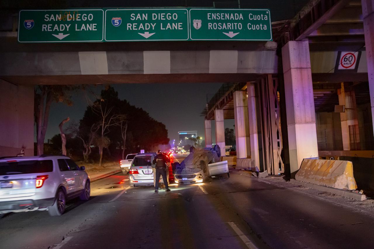 Mujer choca y vuelca su vehículo en fila hacia EU