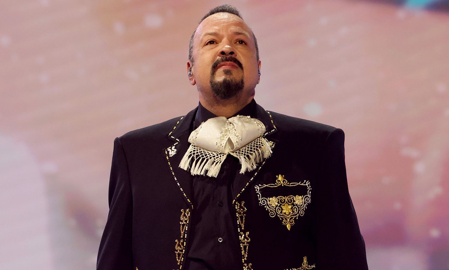 Abuchean a Pepe Aguilar en concierto por polémica canción