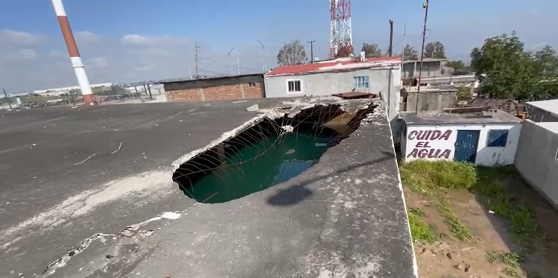 Reportan Fuga de agua tras trabajos de la Cespt en Terrazas del Pacífico