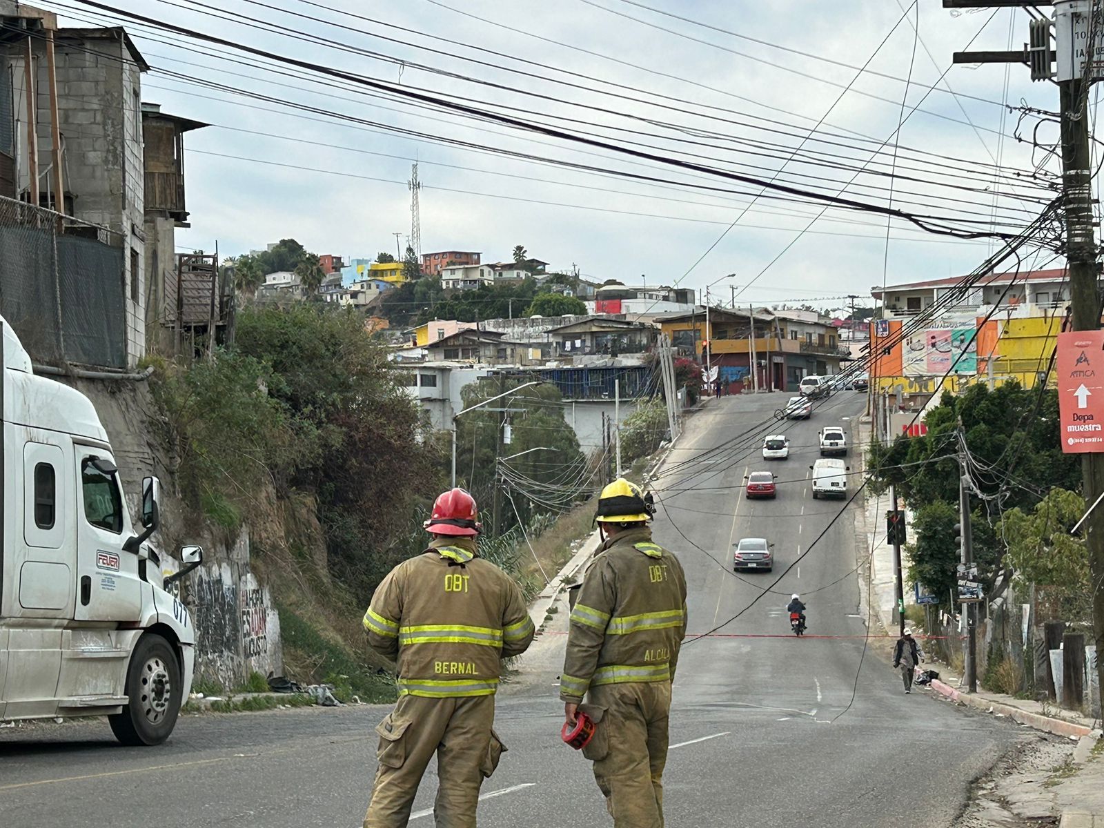 Camión ocasiona apagón en la Independencia; desalojan la zona