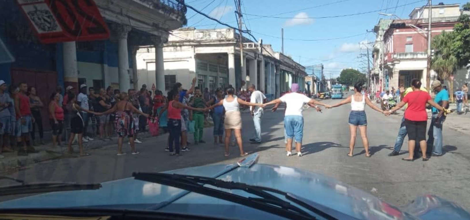 Protestan en Cuba tras el paso del Huracán Ian