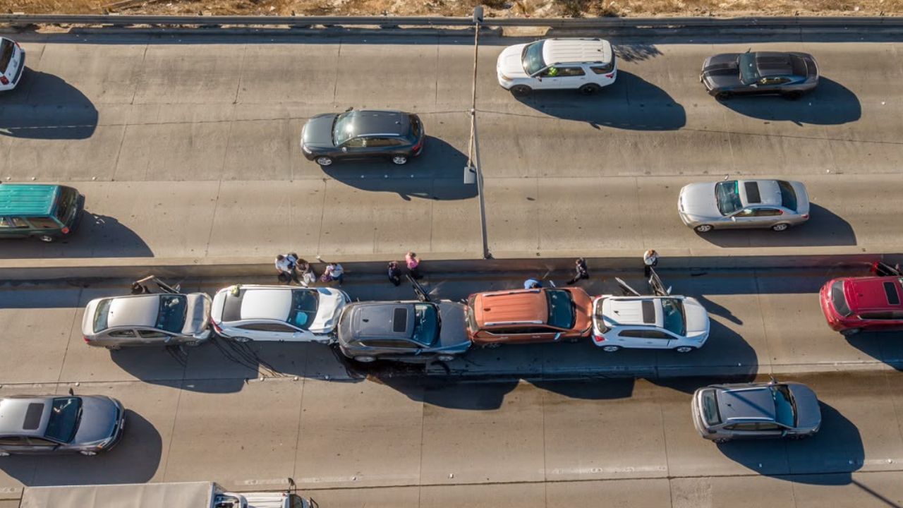 TIJUANA: Carambola de ocho vehículos colapsa el tráfico en la Prolongación Calle Segunda