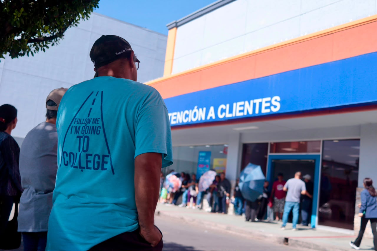 Fallas en plataforma de registro telefónico generan largas filas en Tecate