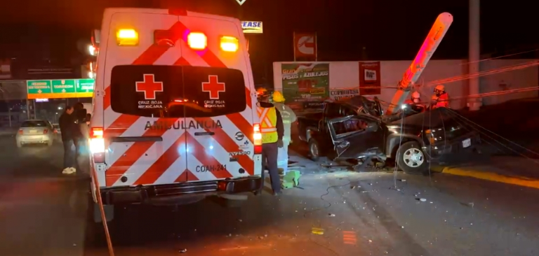 Un joven de 19 años se estrelló contra un poste de concreto, debido al impacto, el poste cayó justo del lado del conductor y lo mató al instante, quedó aplastado.