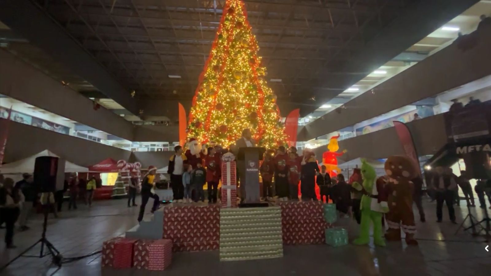 Encendió Ismael Burgueño el árbol de navidad en el patio central de Palacio