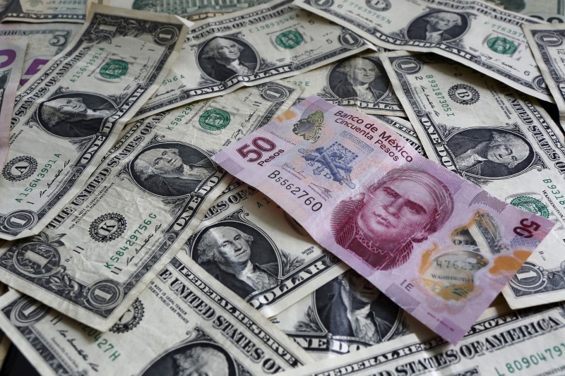 El peso mexicano se debilita frente al dólar