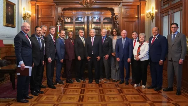 Se reúne López Obrador con congresistas de Estados Unidos en Palacio Nacional