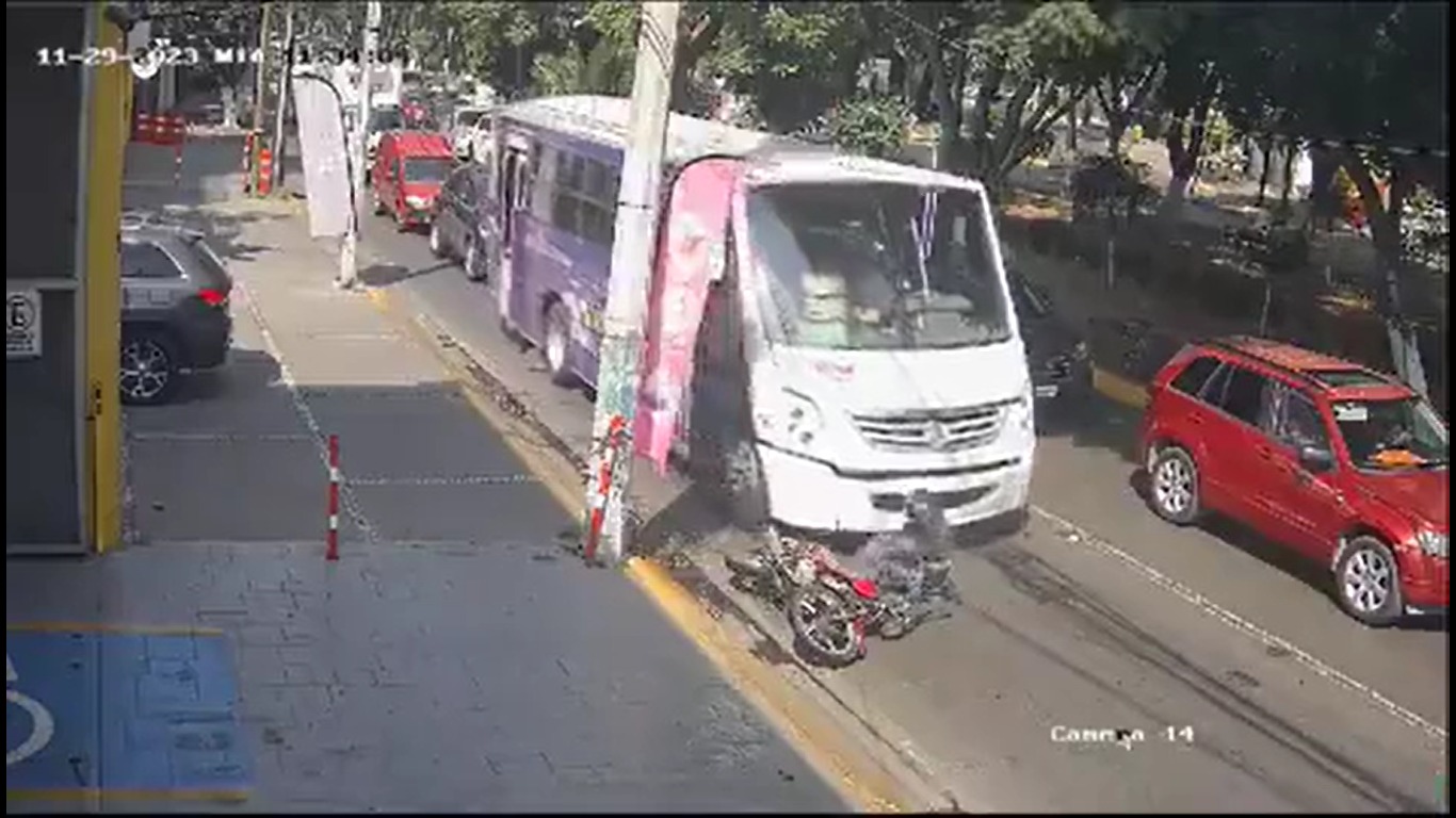 [VIDEO SENSIBLE] Motociclista es arrollado por camión de pasajeros